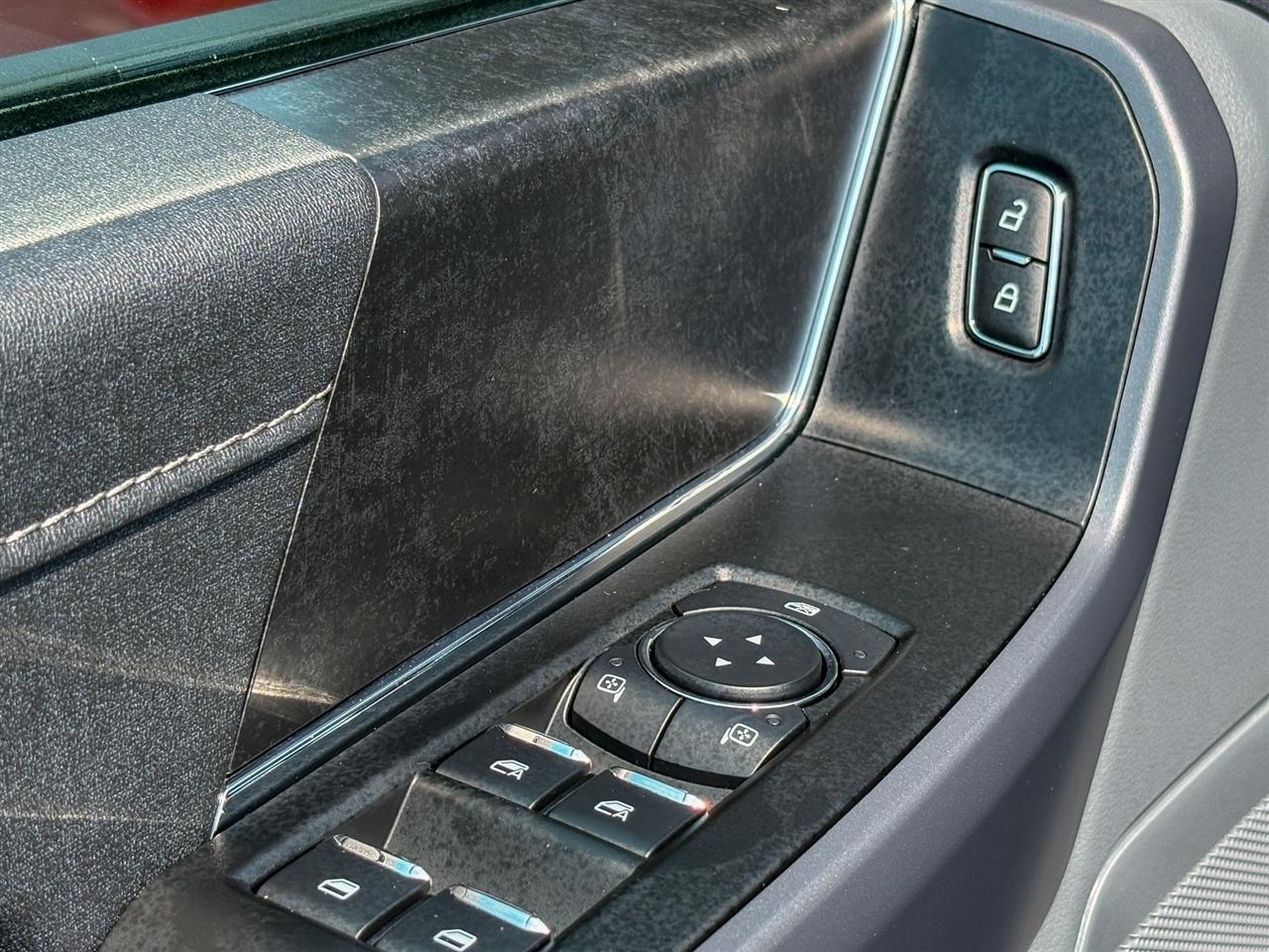 Ford F-150 Lightning  2025