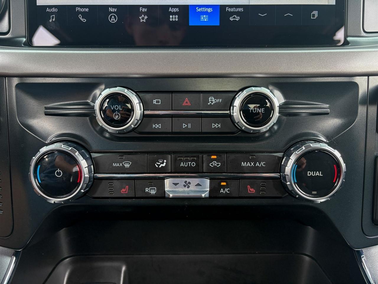 Ford F-150 Lightning  2025