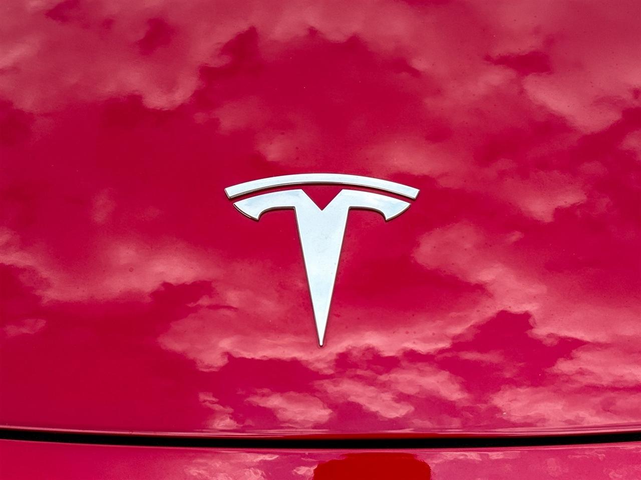 Tesla Model 3  2025