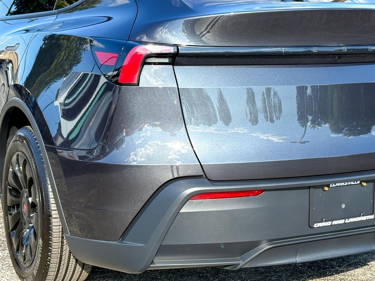Tesla Model Y  2026