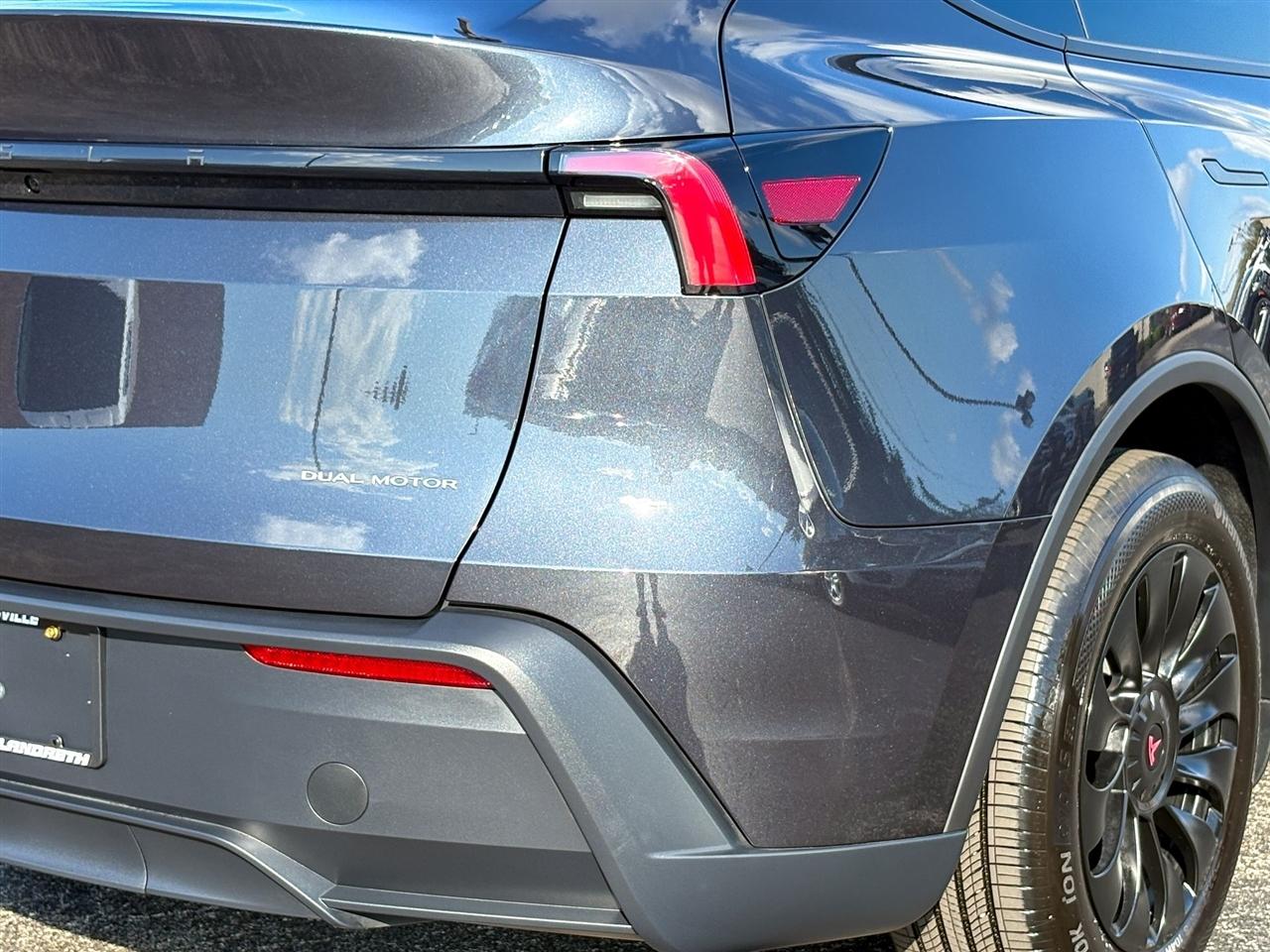 Tesla Model Y  2026