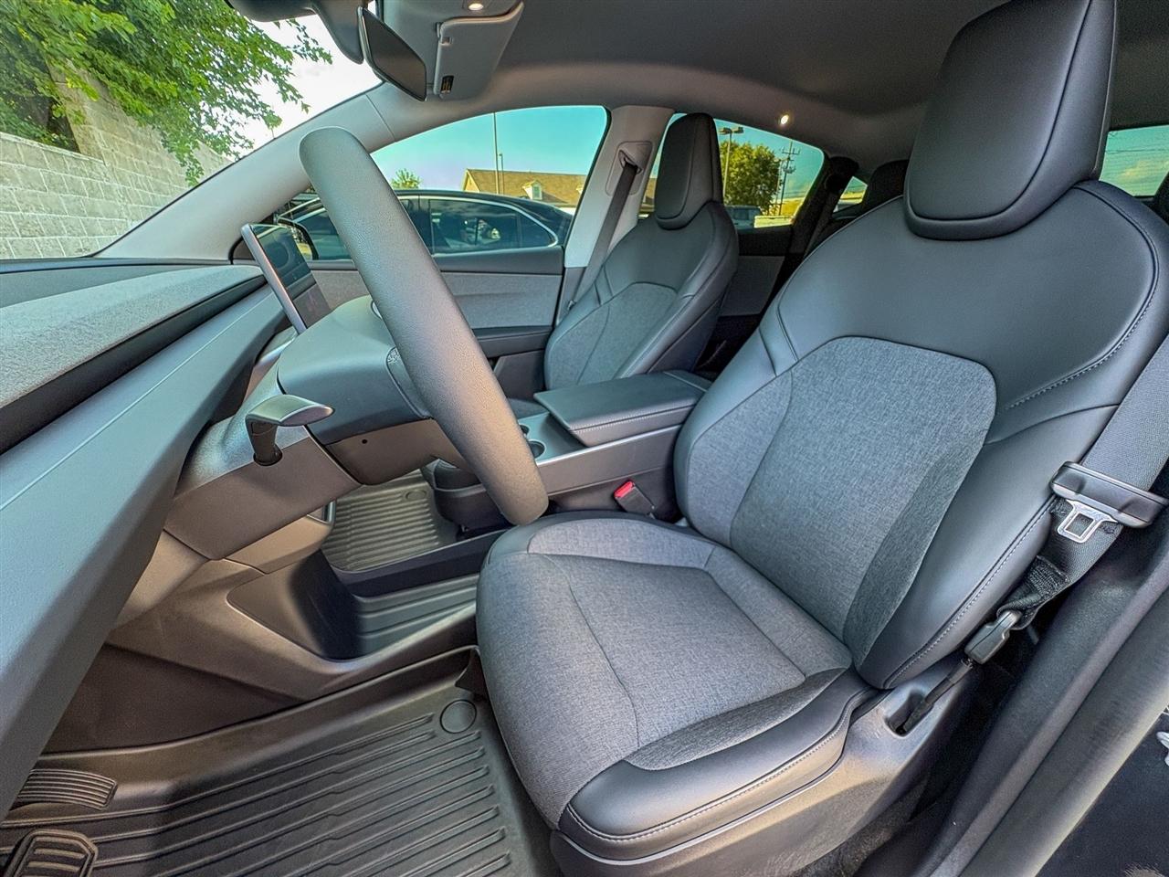 Tesla Model Y  2026