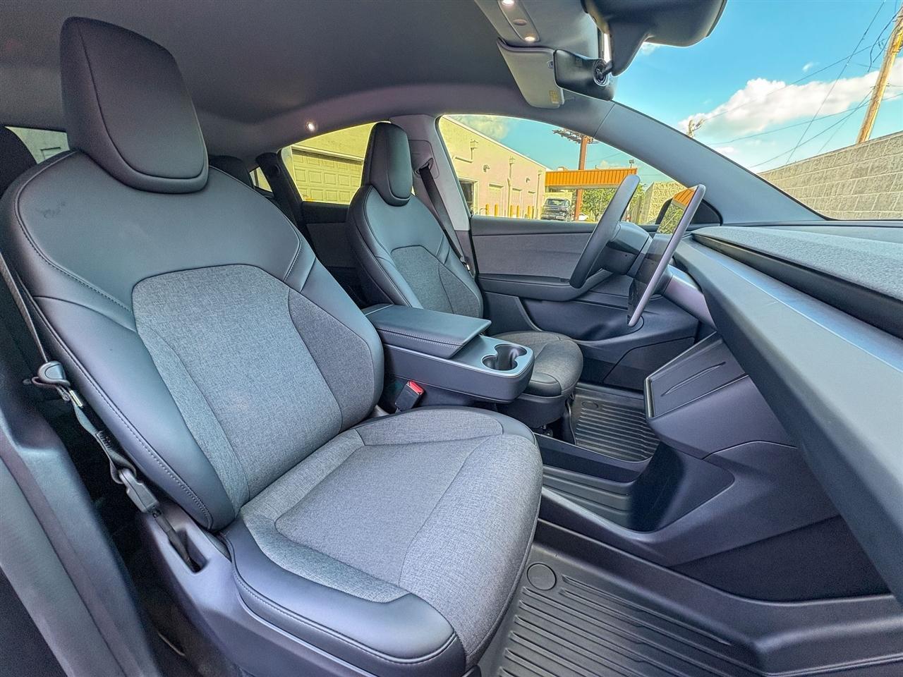 Tesla Model Y  2026