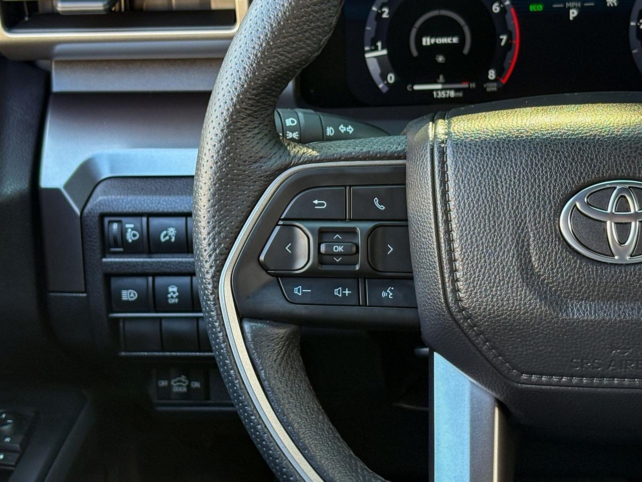 Toyota Tacoma 4WD  2025