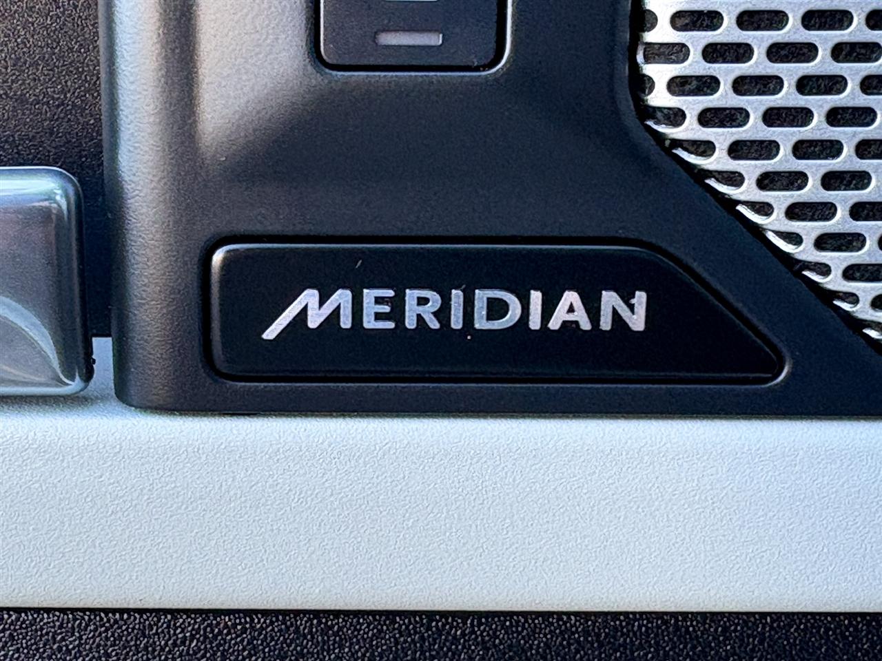 Land Rover Defender  2023