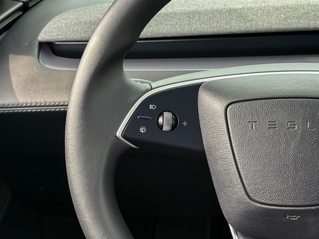Tesla Model Y  2026