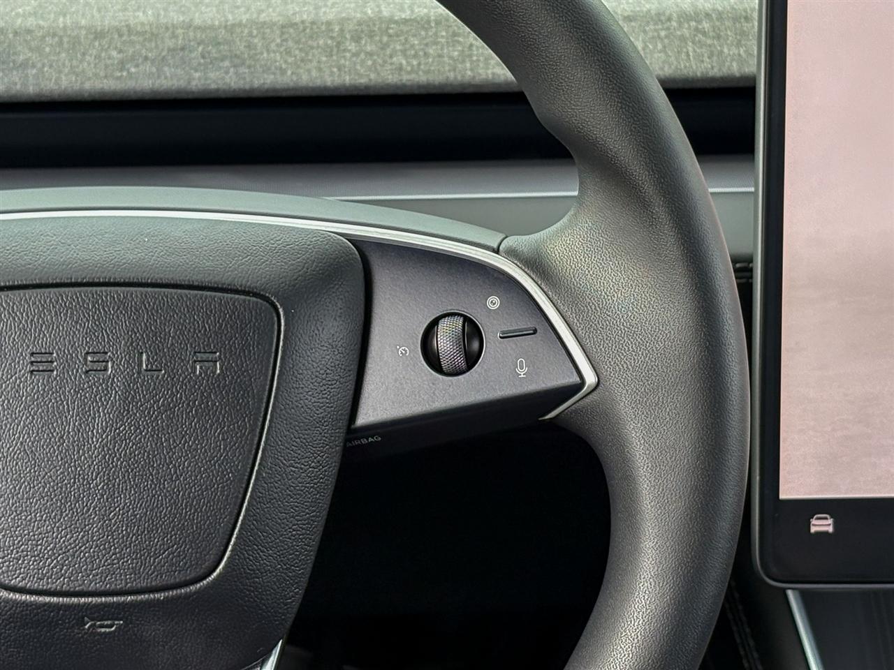Tesla Model Y  2026