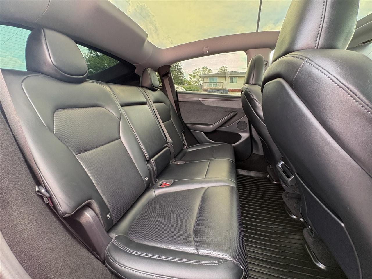 Tesla Model Y  2026