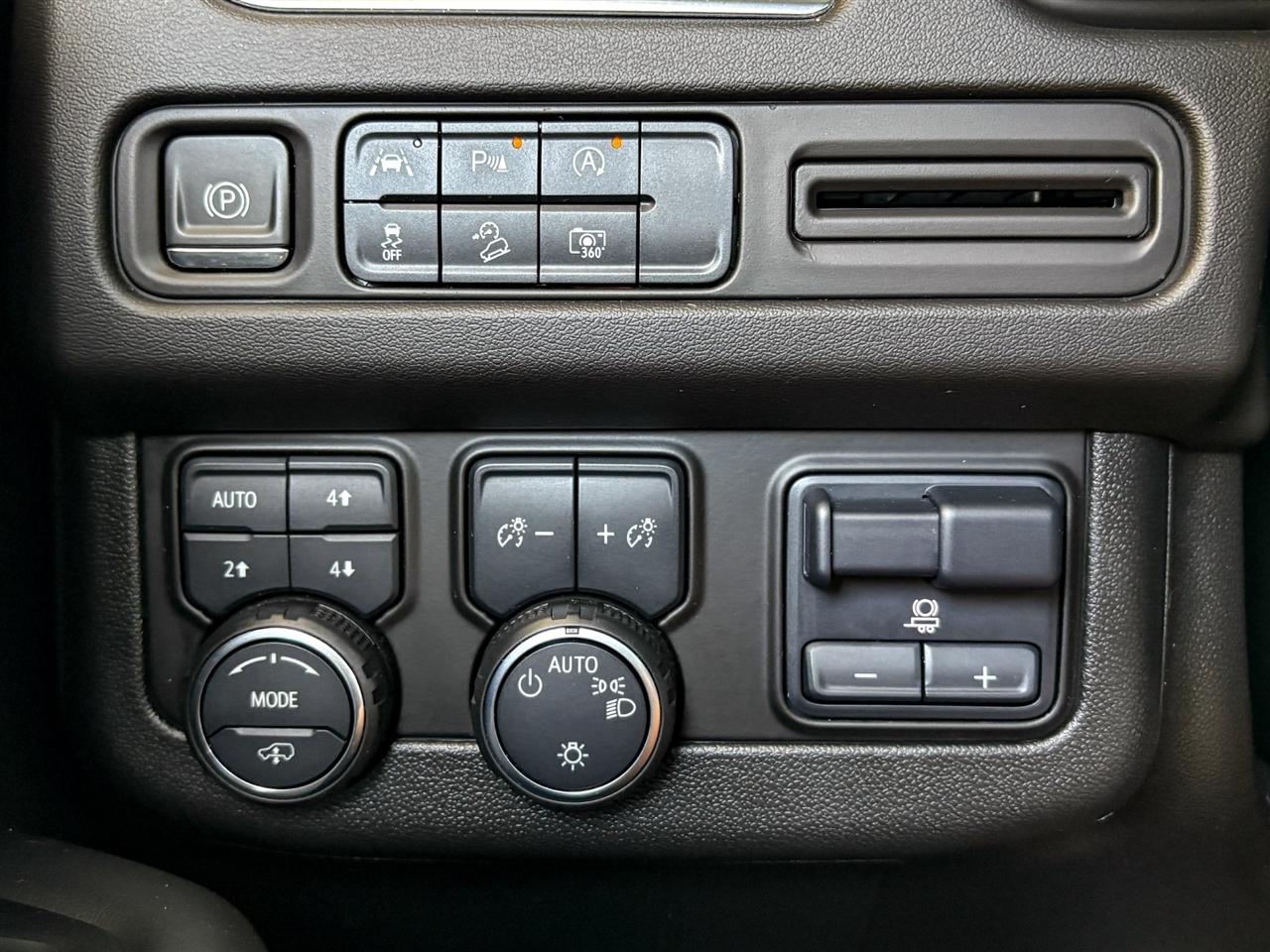 Chevrolet Suburban  2023