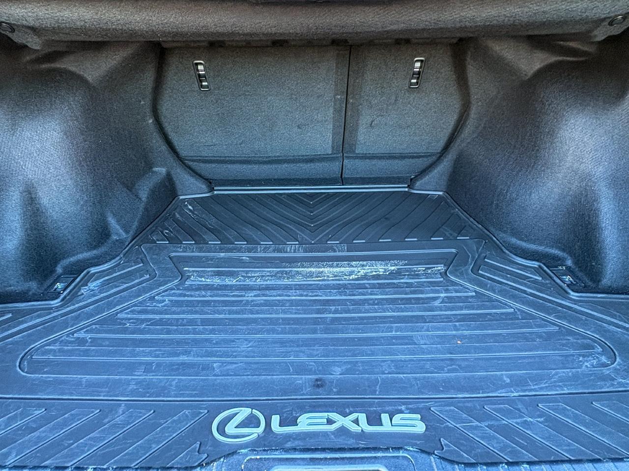 Lexus IS  2024