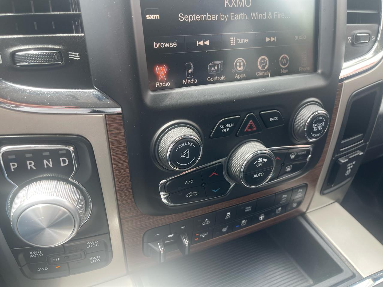 RAM 1500 4WD Crew Cab 140.5" Laramie 2014