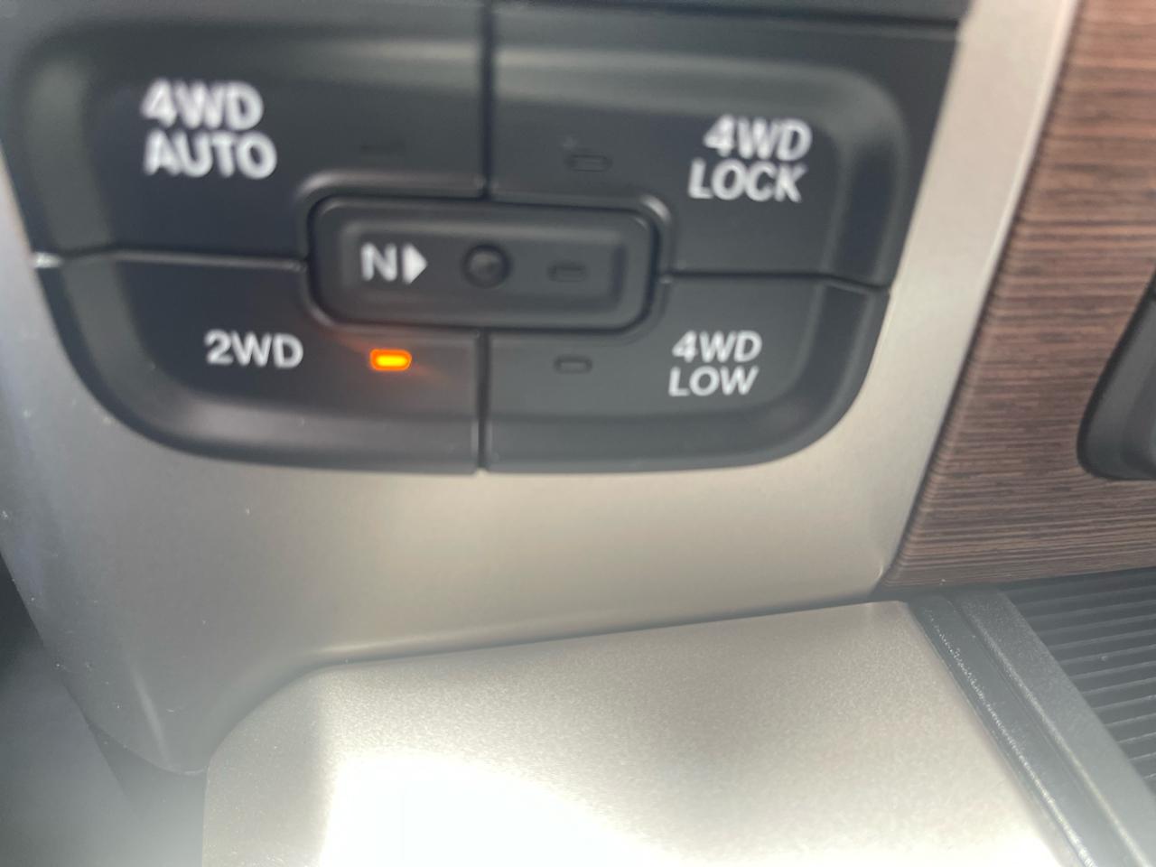 RAM 1500 4WD Crew Cab 140.5" Laramie 2014