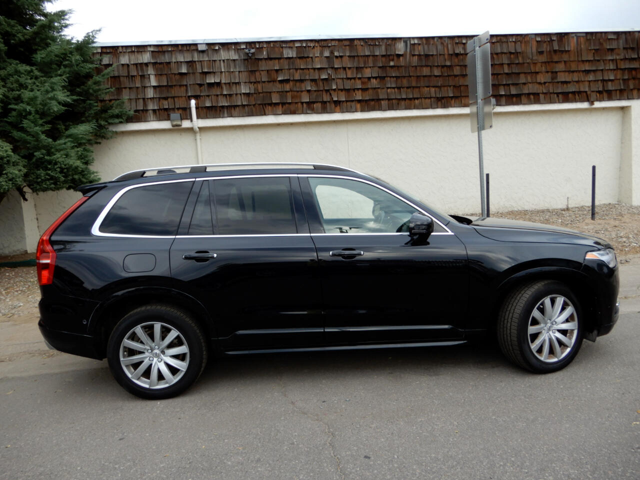 2019 Volvo XC90 T6 AWD Momentum photo 2