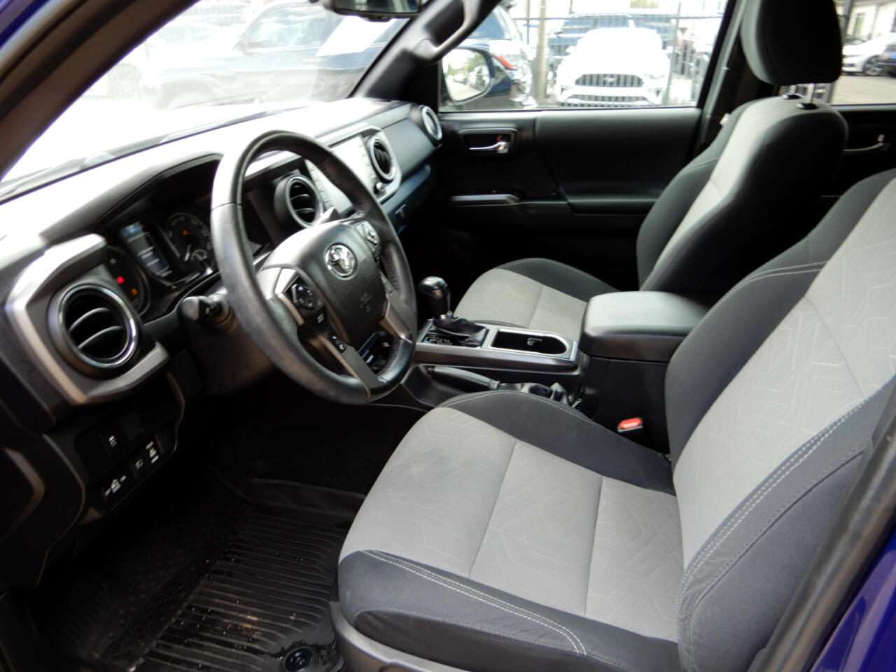 2022 Toyota Tacoma TRD V6 photo 10