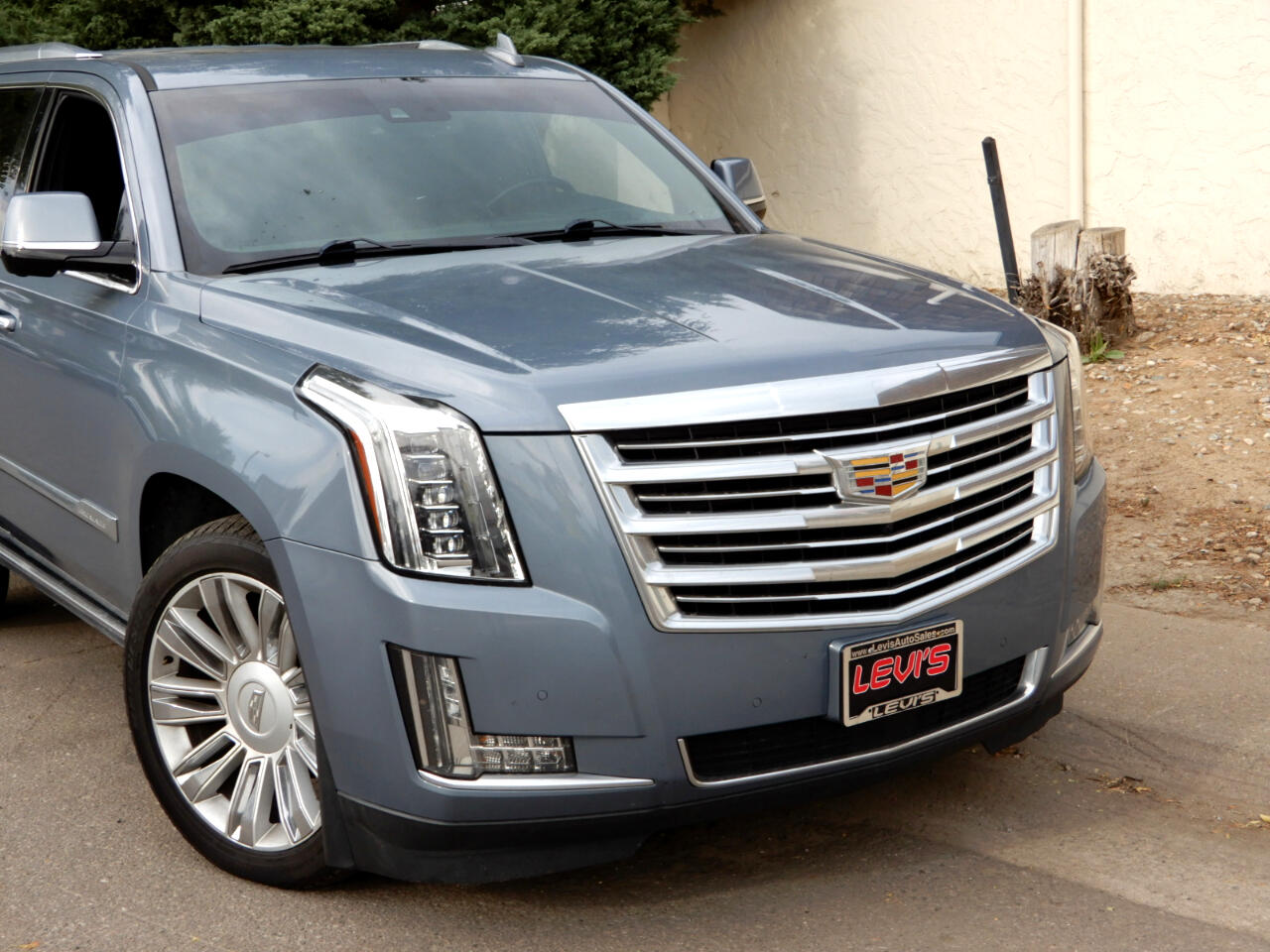 2016 Cadillac Escalade Platinum photo 2