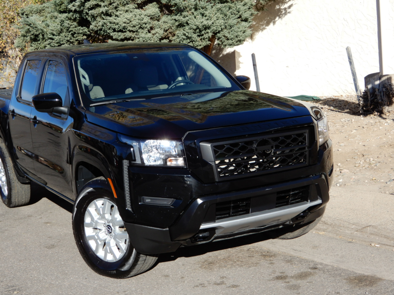 2022 Nissan Frontier Crew Cab SV photo 2