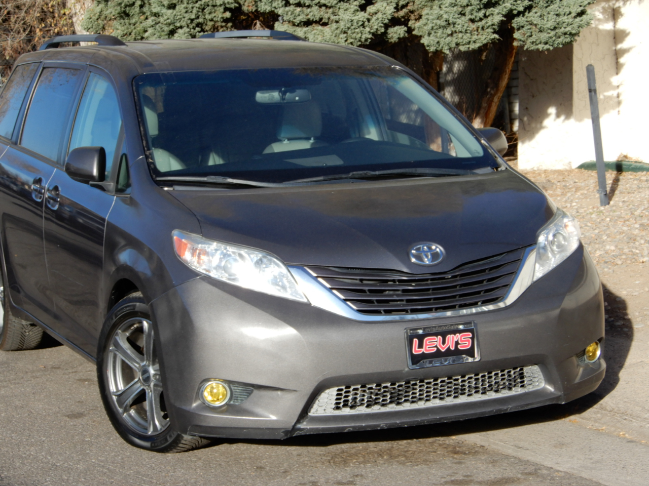 2017 Toyota Sienna LE photo 2