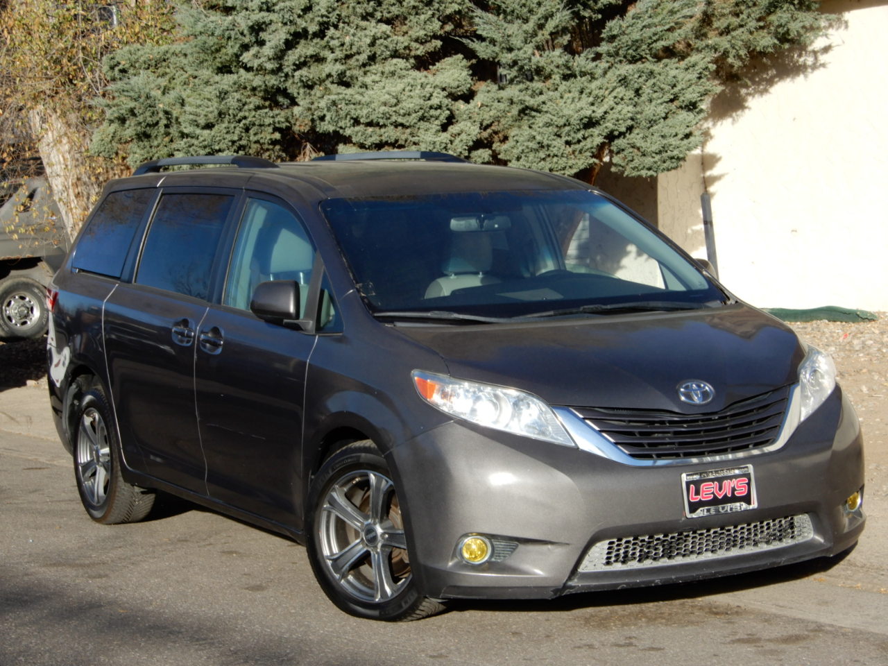 2017 Toyota Sienna LE photo 3