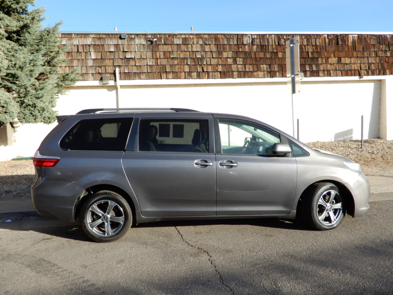 2017 Toyota Sienna LE photo 4