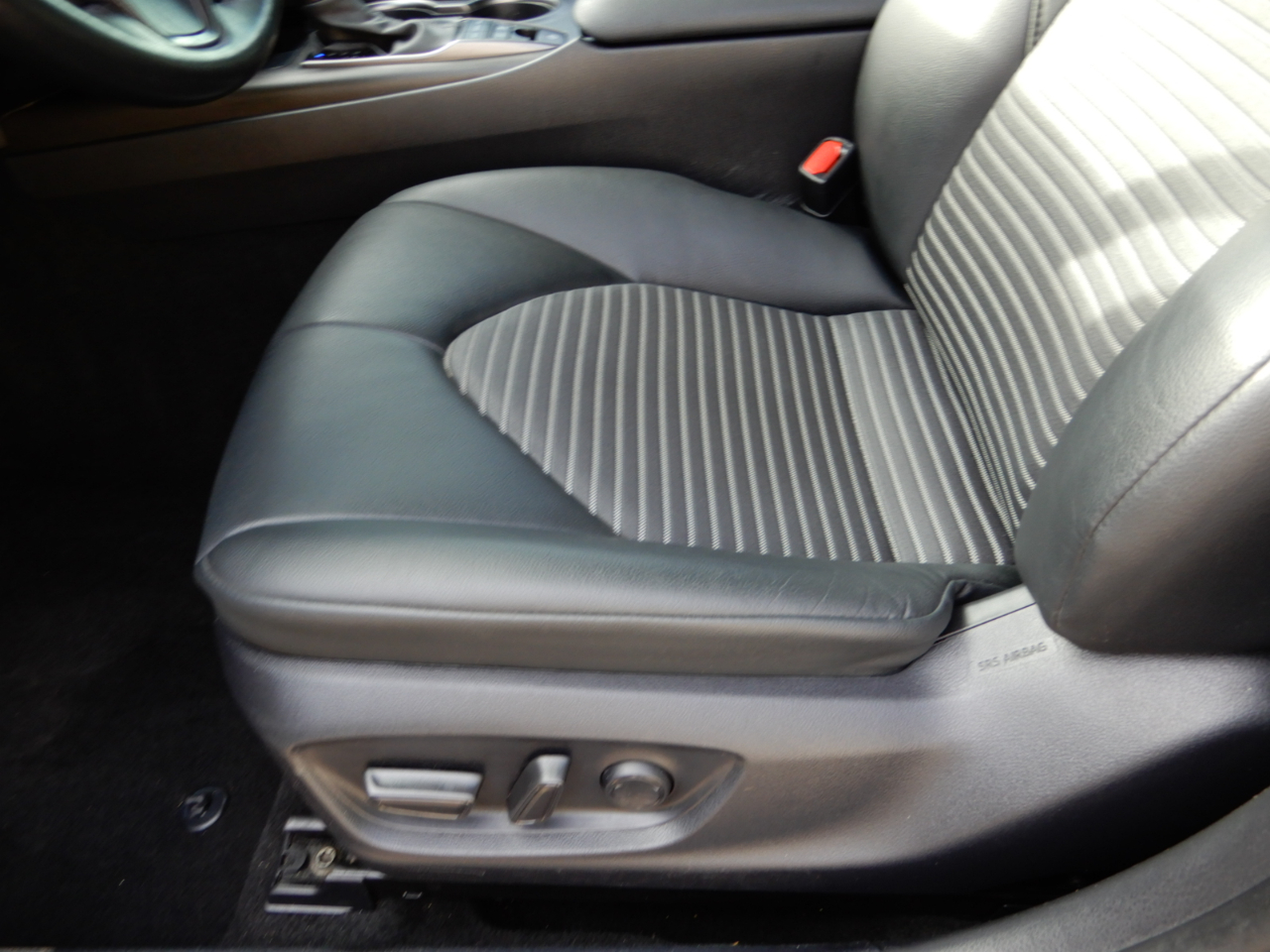 Toyota Camry Hybrid SE CVT (Natl) 2023