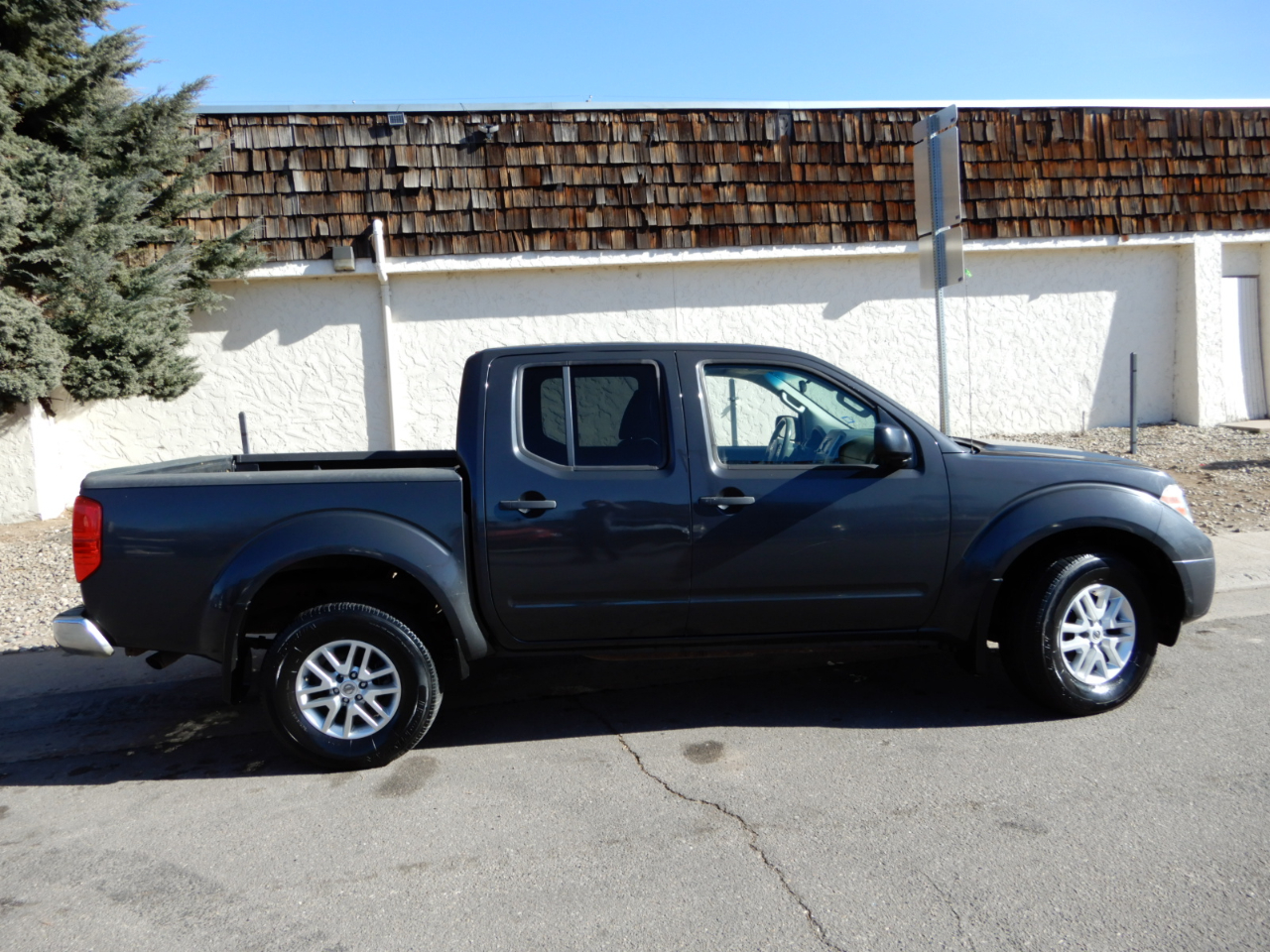 Nissan Frontier 4WD Crew Cab SWB Auto SV 2015
