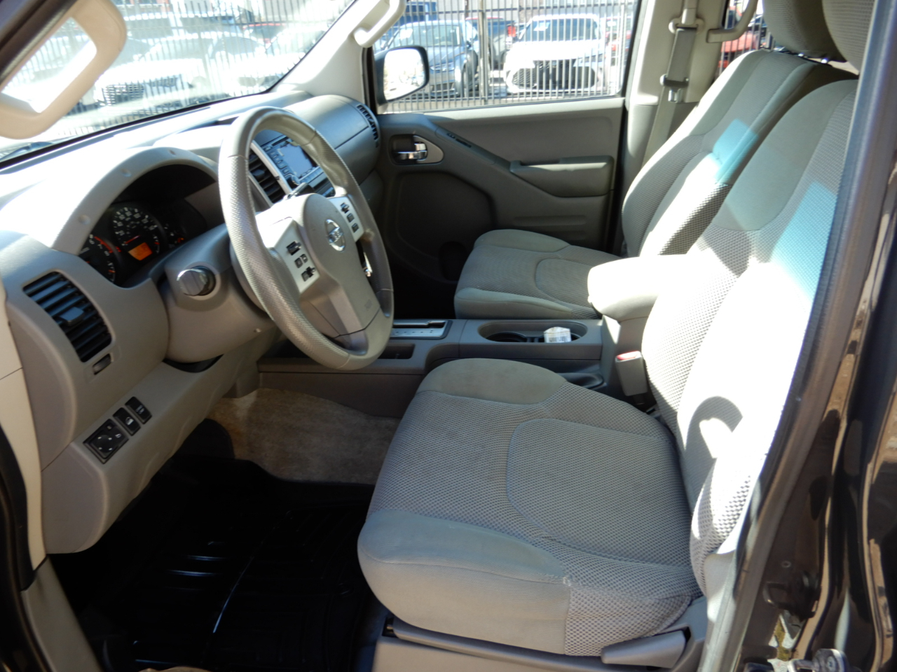 Nissan Frontier 4WD Crew Cab SWB Auto SV 2015