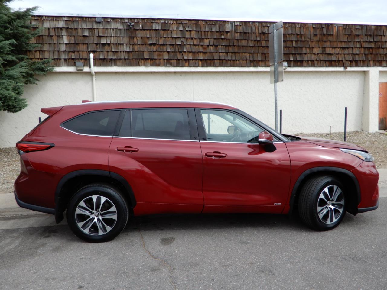 Toyota Highlander Hybrid XLE AWD (Natl) 2021