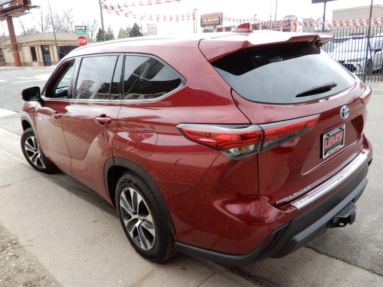 Toyota Highlander Hybrid XLE AWD (Natl) 2021