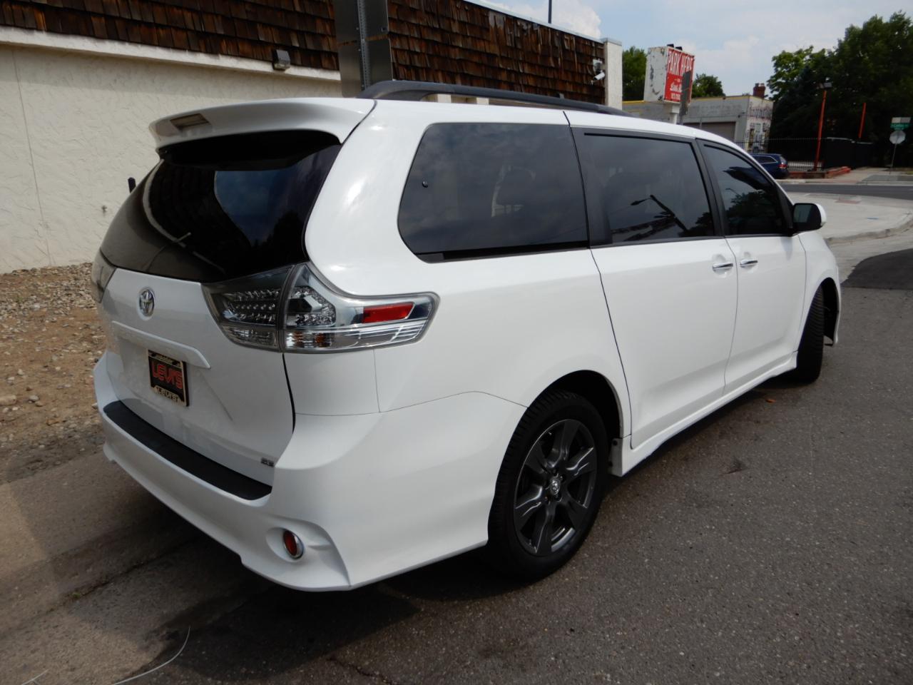 Toyota Sienna SE FWD 8-Passenger (Natl) 2017