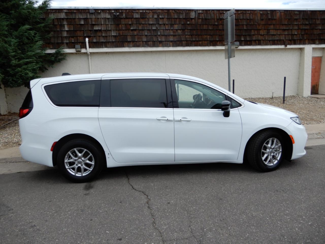 Chrysler Pacifica Touring L FWD 2024