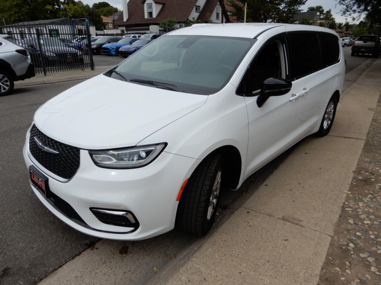 Chrysler Pacifica Touring L FWD 2024