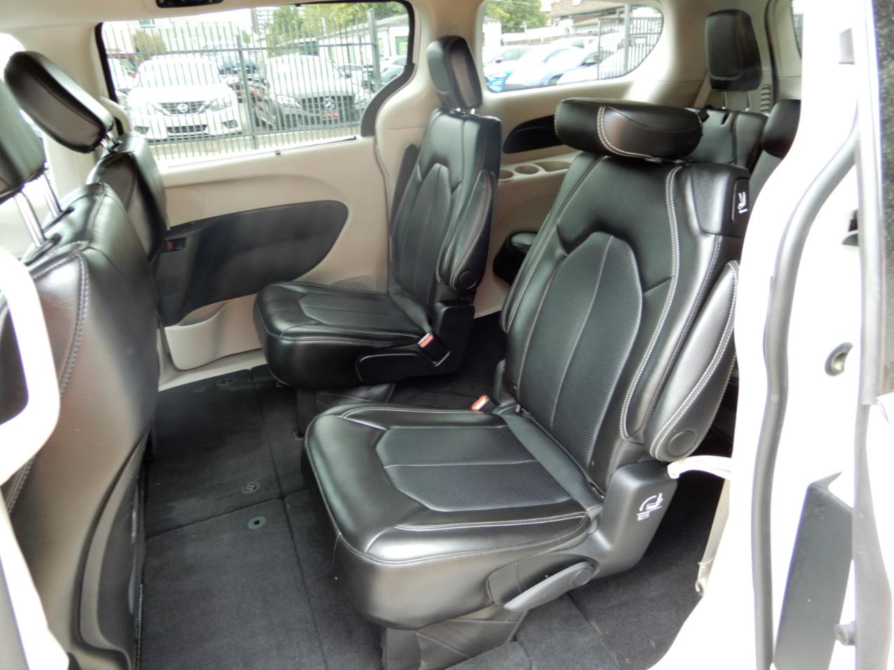 Chrysler Pacifica Touring L FWD 2024