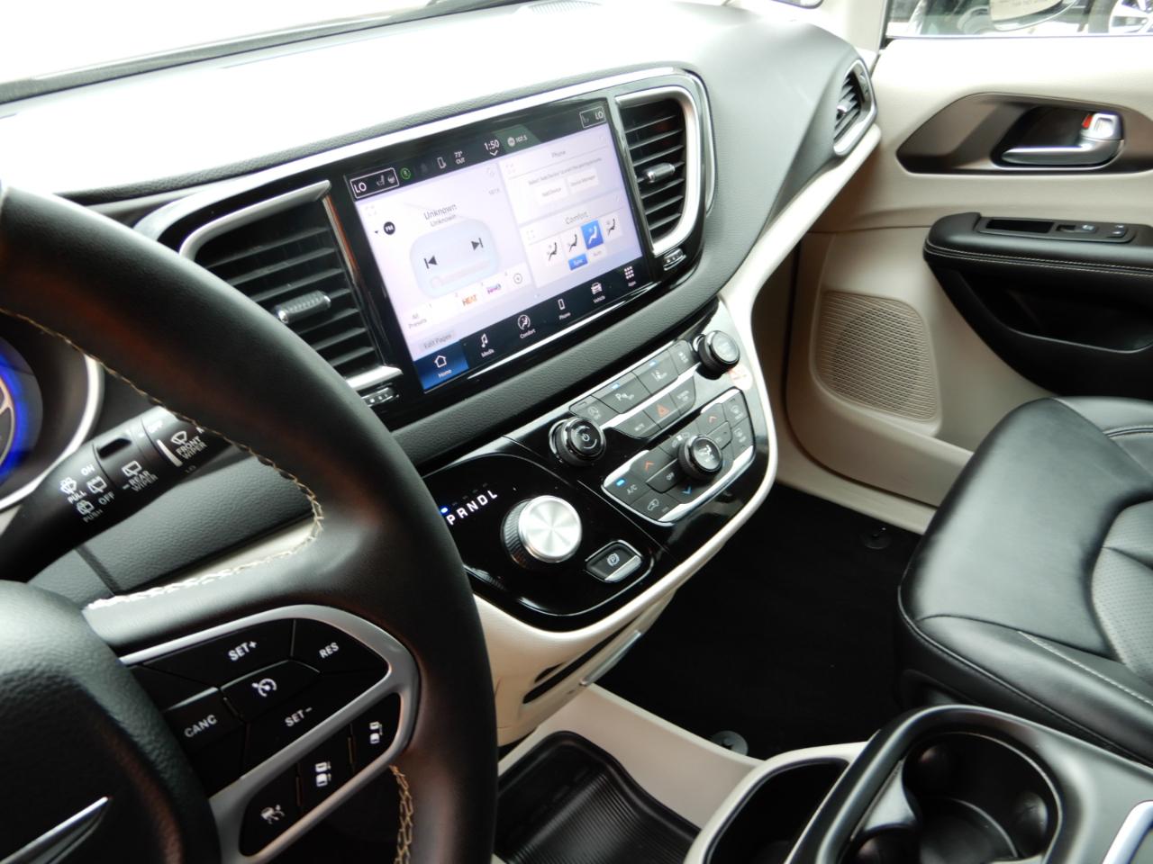 Chrysler Pacifica Touring L FWD 2024