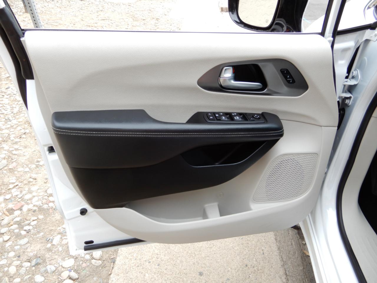 Chrysler Pacifica Touring L FWD 2024