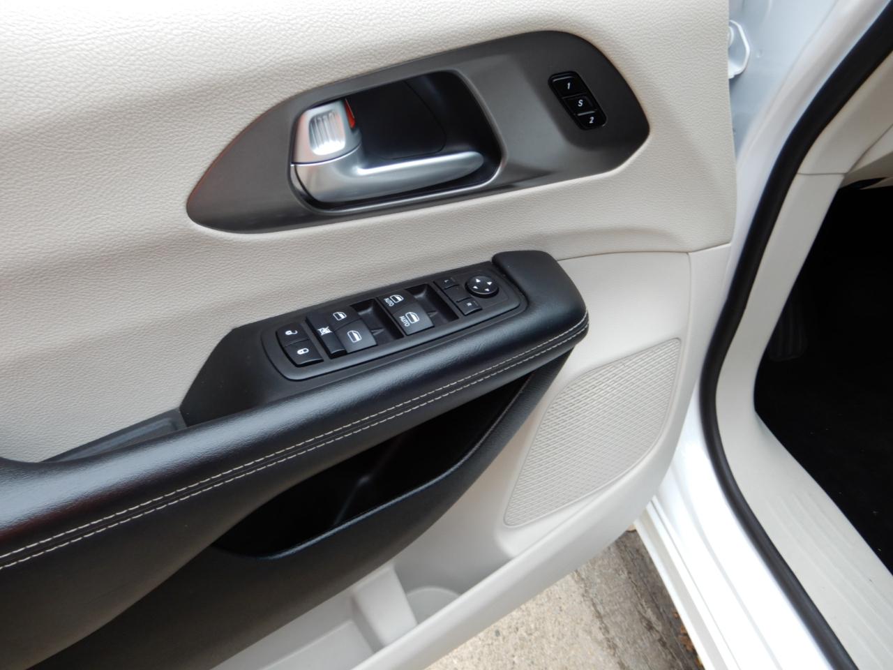 Chrysler Pacifica Touring L FWD 2024