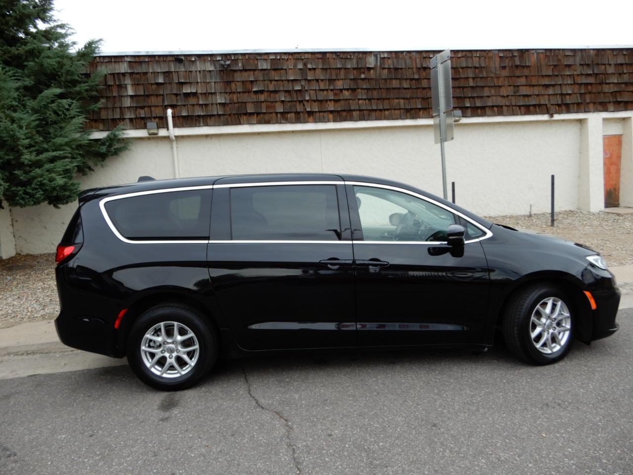 Chrysler Pacifica Touring L FWD 2024