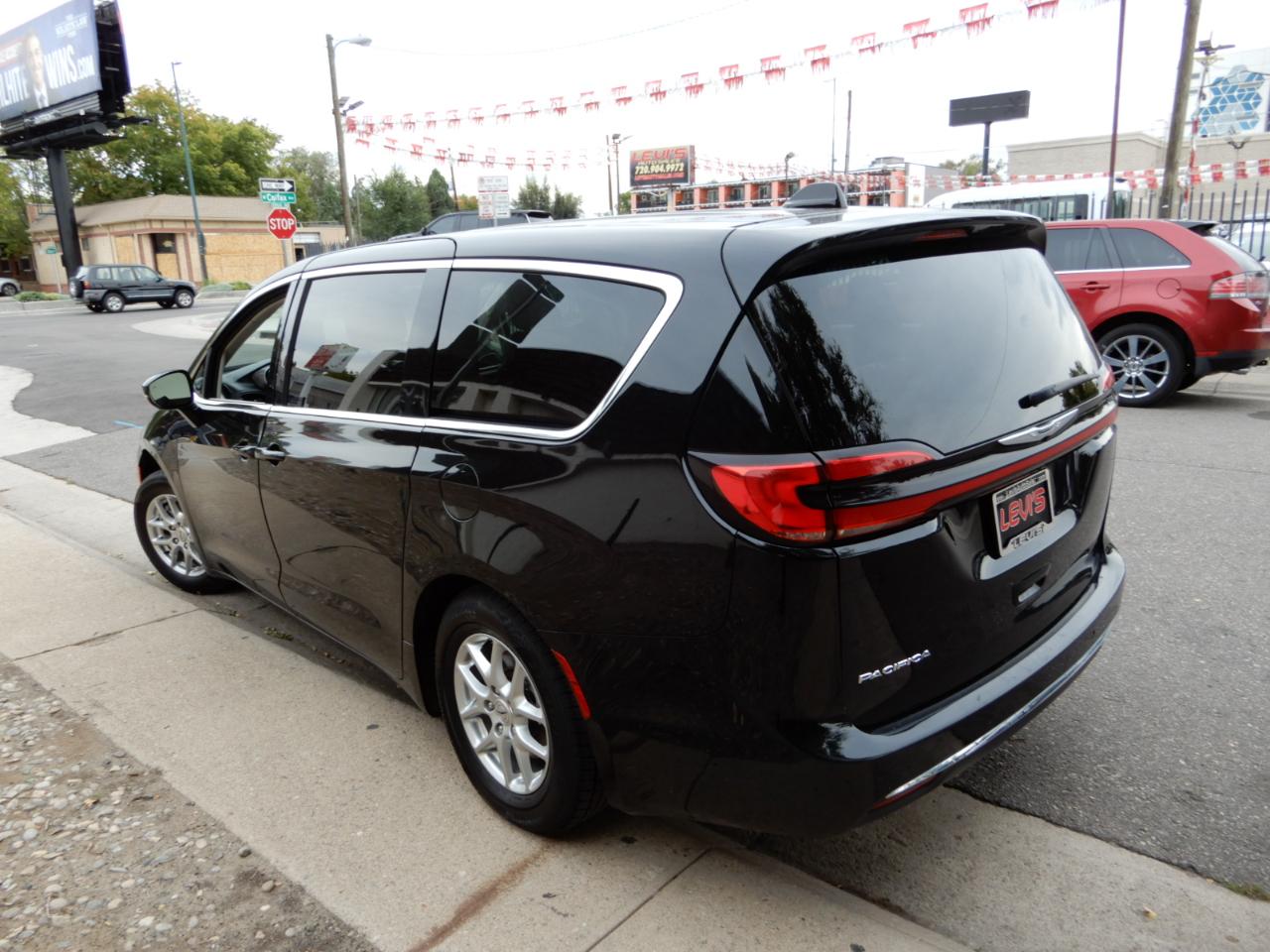 Chrysler Pacifica Touring L FWD 2024