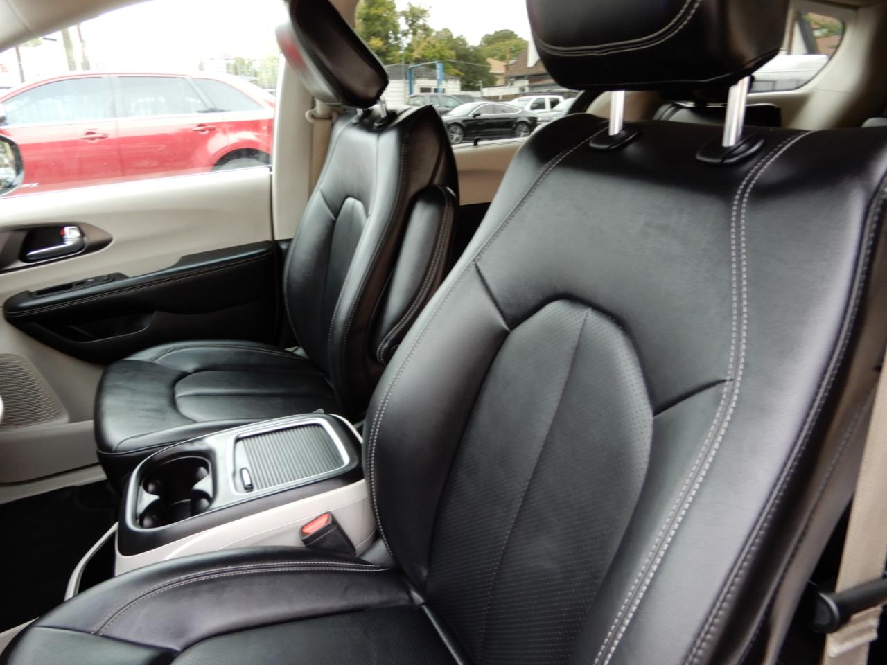 Chrysler Pacifica Touring L FWD 2024