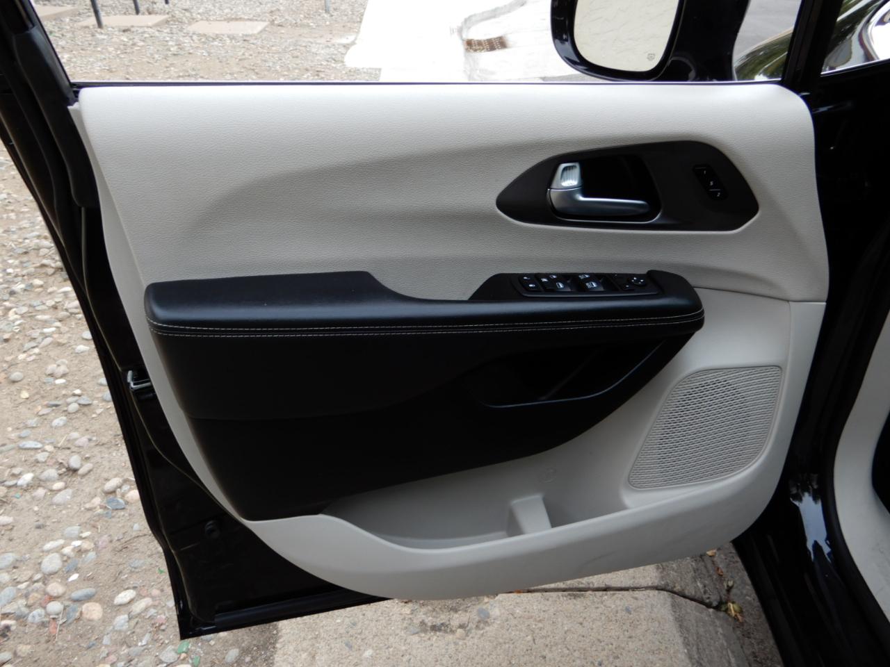 Chrysler Pacifica Touring L FWD 2024