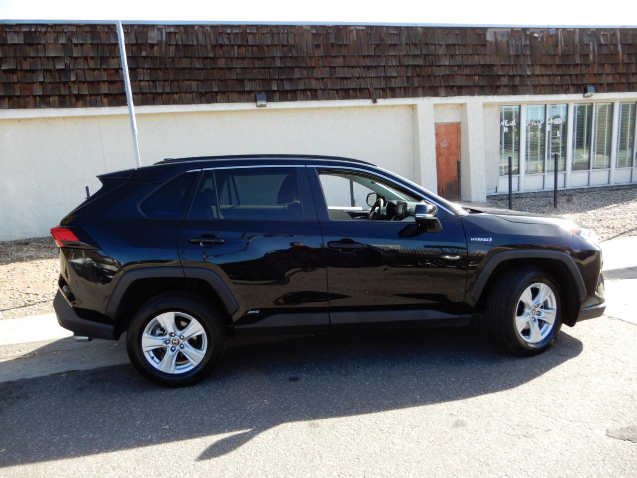 Toyota RAV4 Hybrid XLE AWD (Natl) 2021
