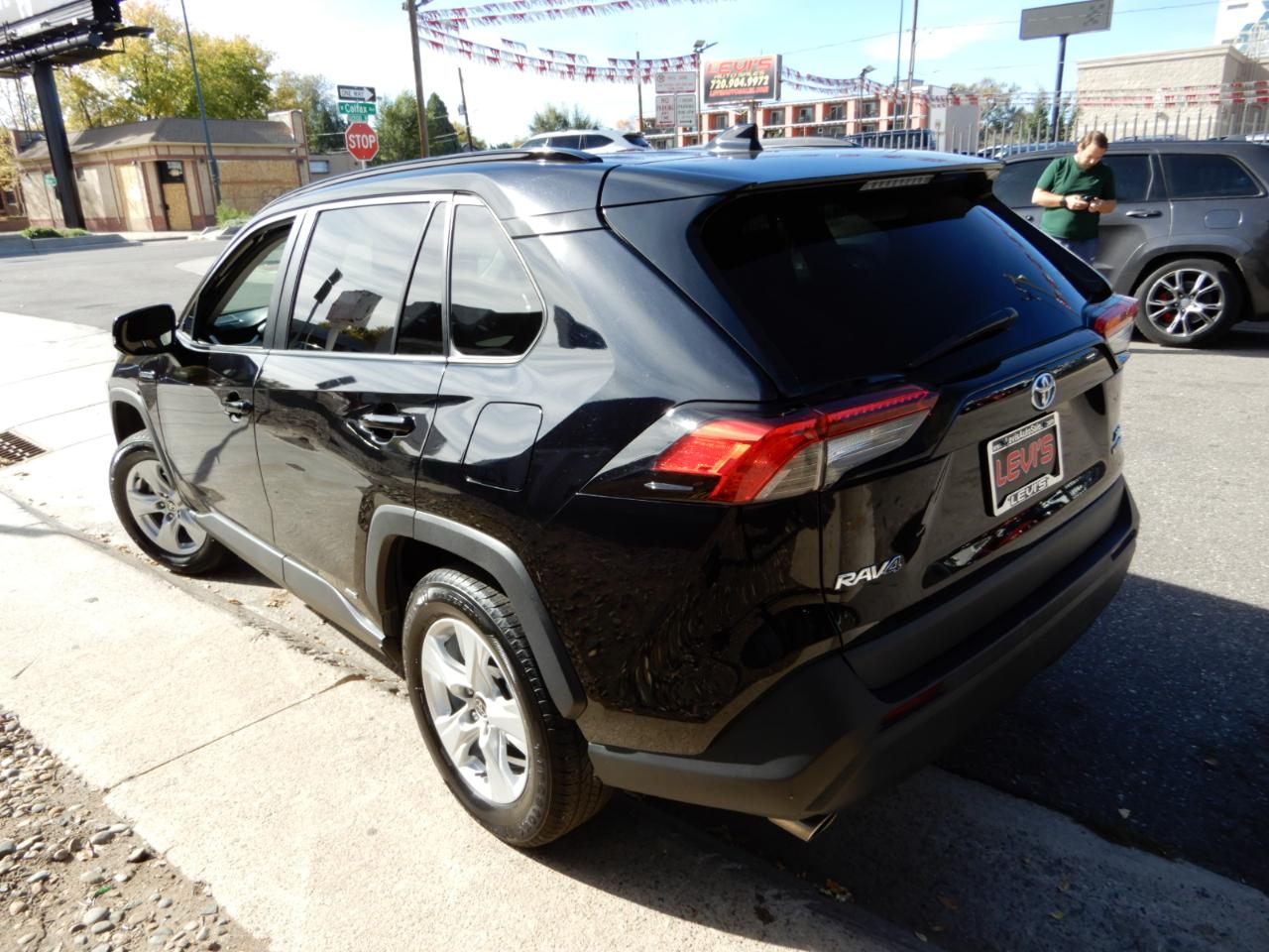 Toyota RAV4 Hybrid XLE AWD (Natl) 2021