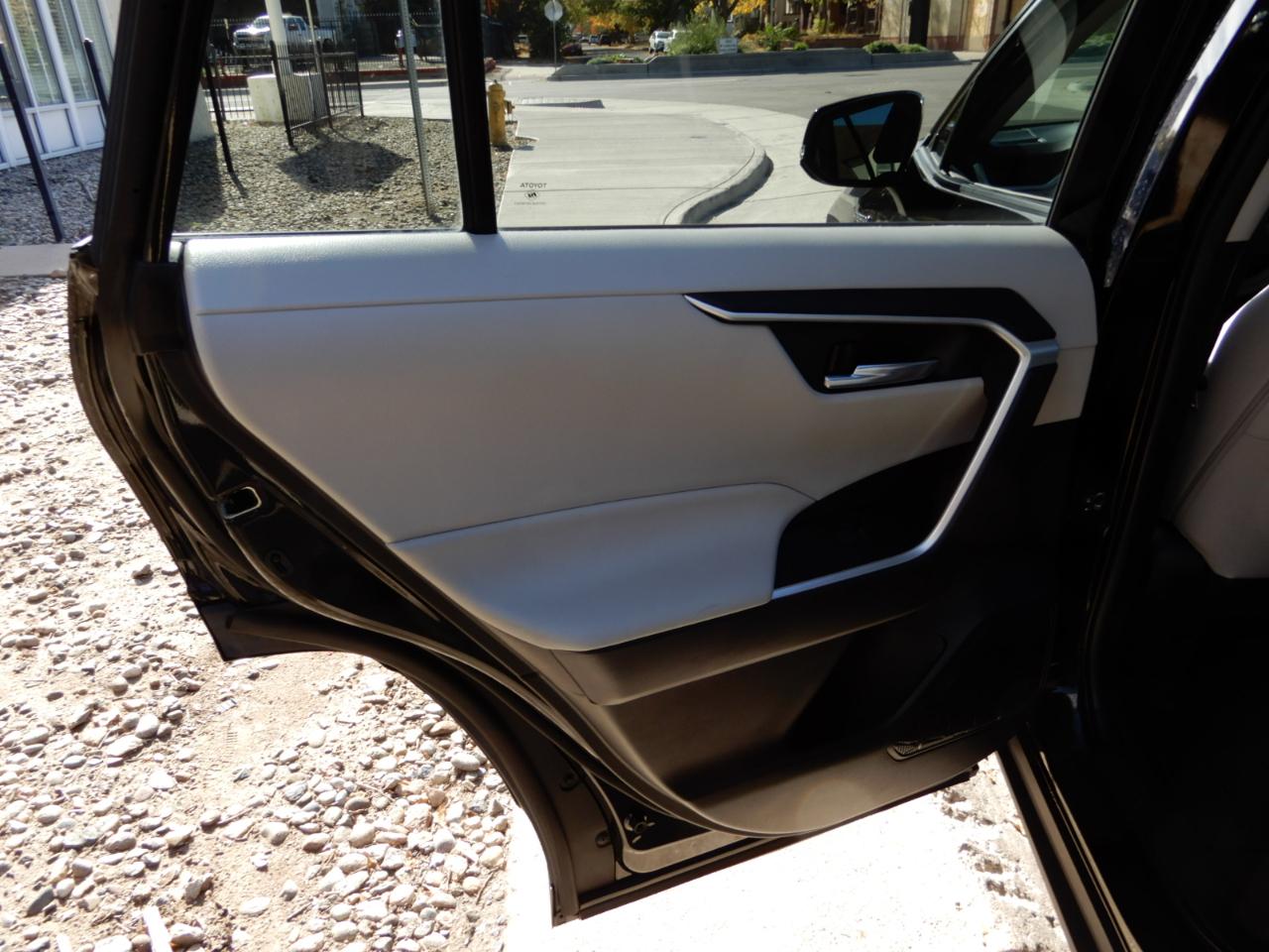 Toyota RAV4 Hybrid XLE AWD (Natl) 2021