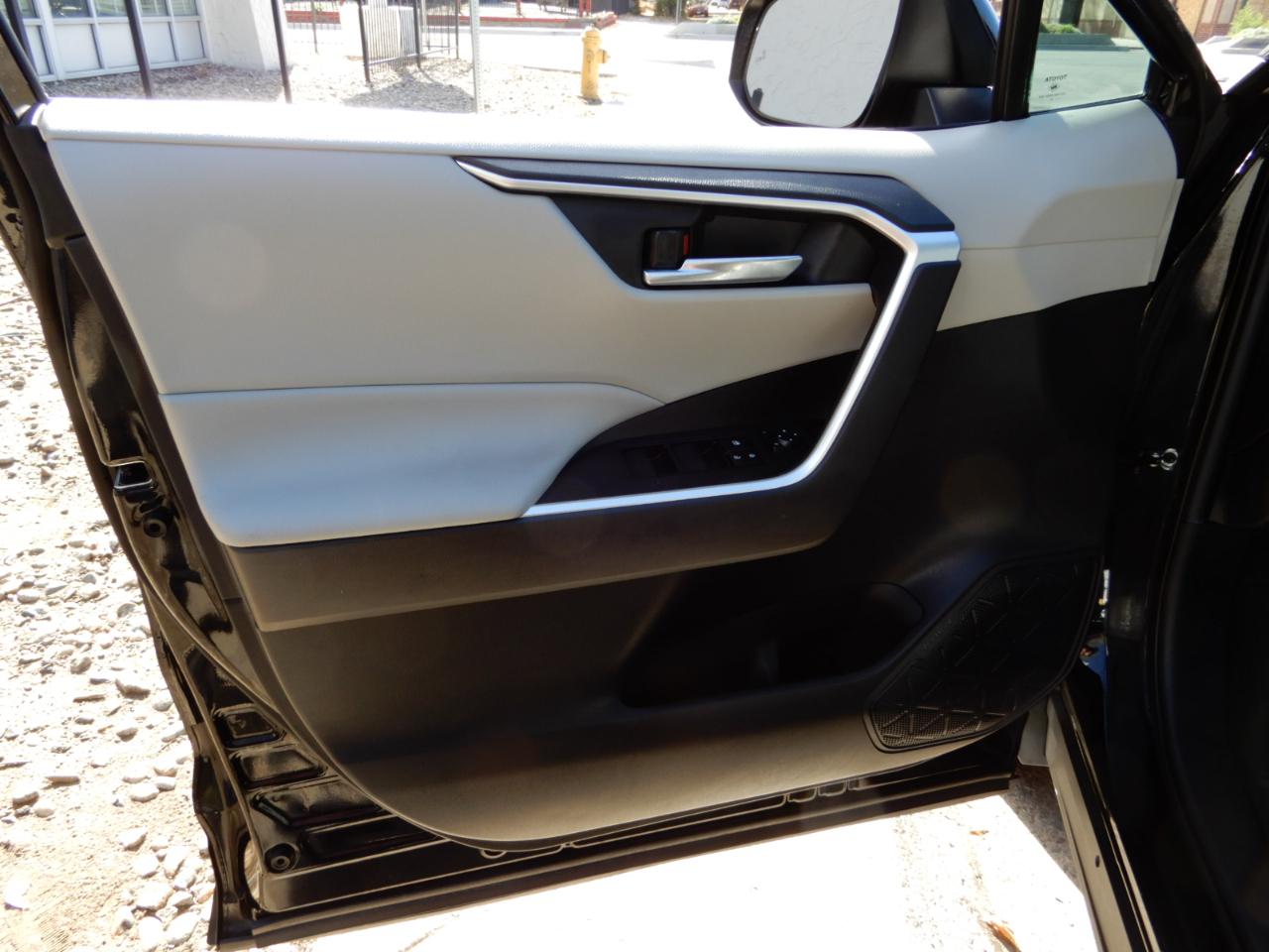 Toyota RAV4 Hybrid XLE AWD (Natl) 2021