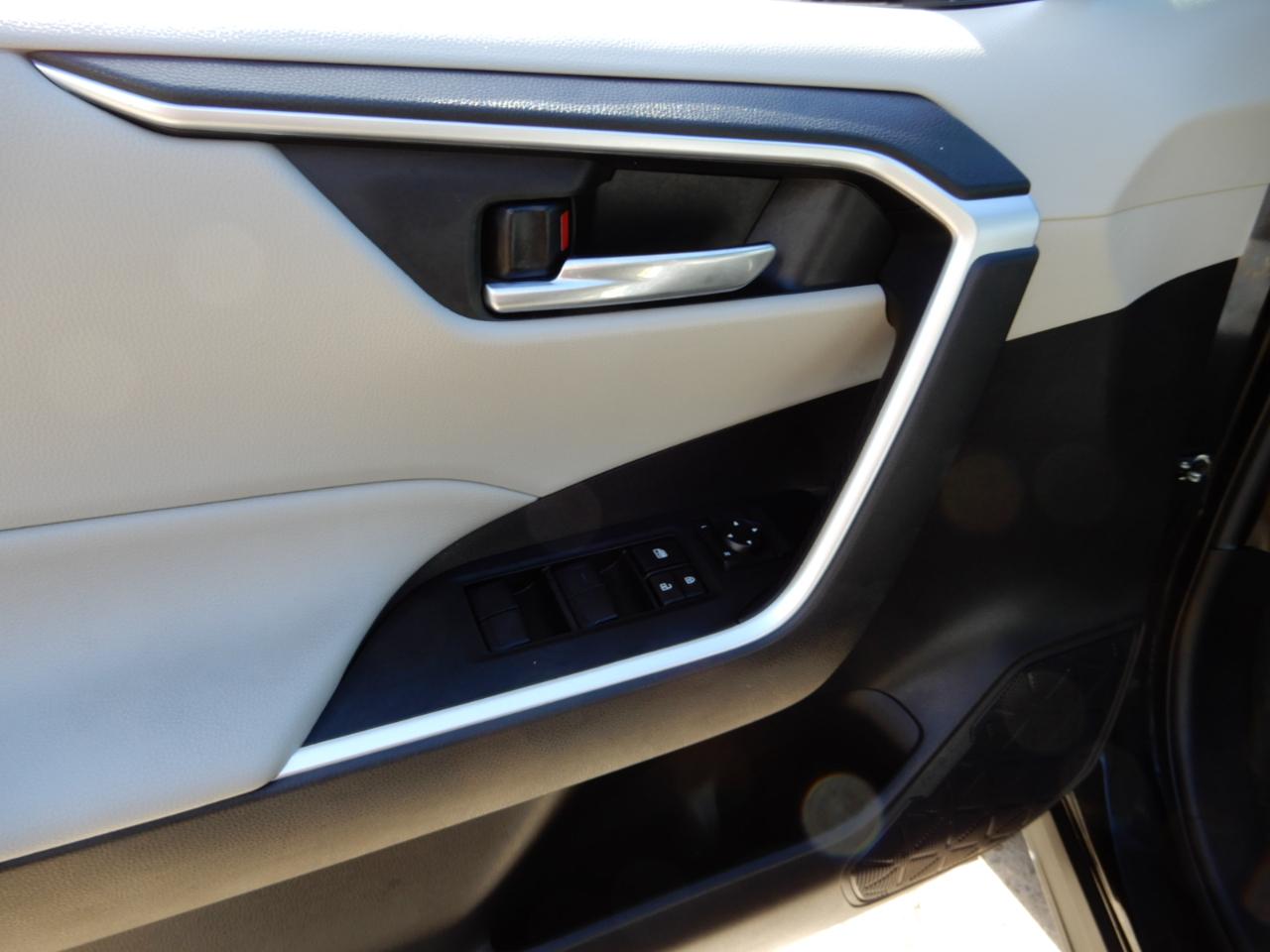Toyota RAV4 Hybrid XLE AWD (Natl) 2021