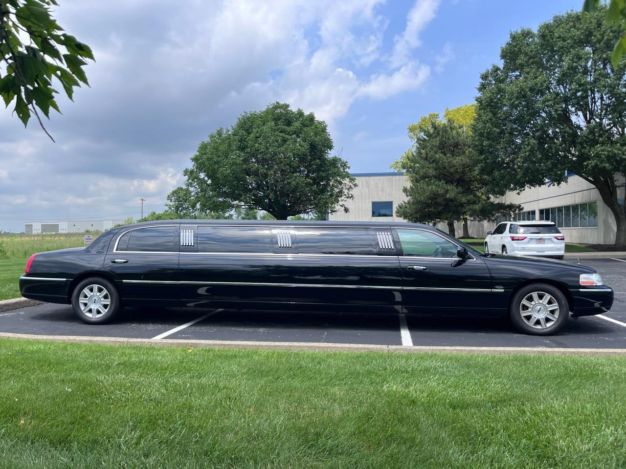 Lincoln Town Car Executive Limo 2008