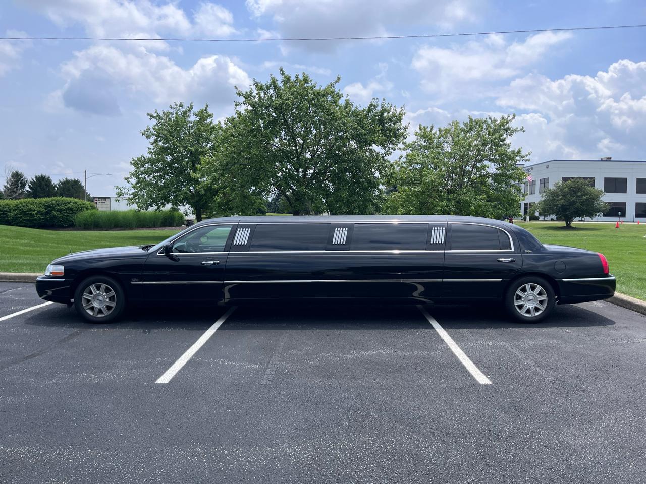 Lincoln Town Car Executive Limo 2008