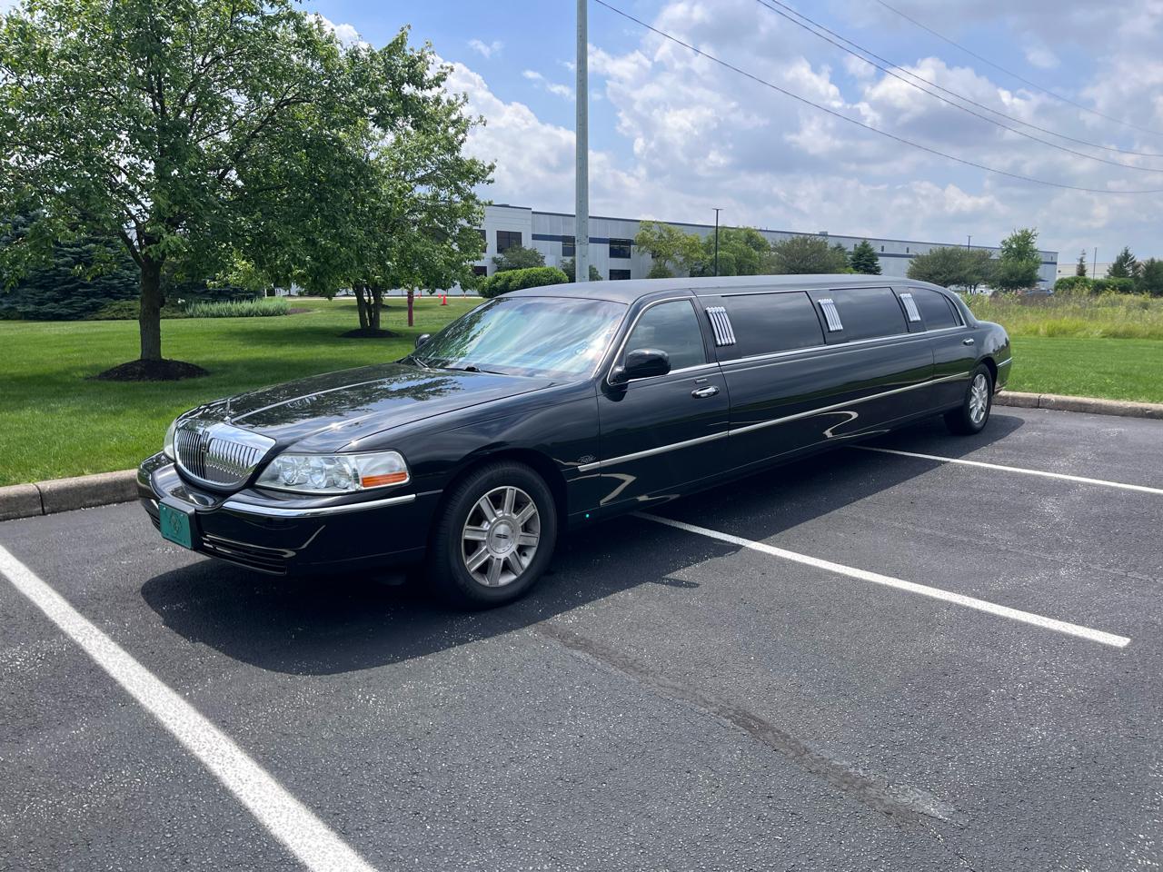 Lincoln Town Car Executive Limo 2008