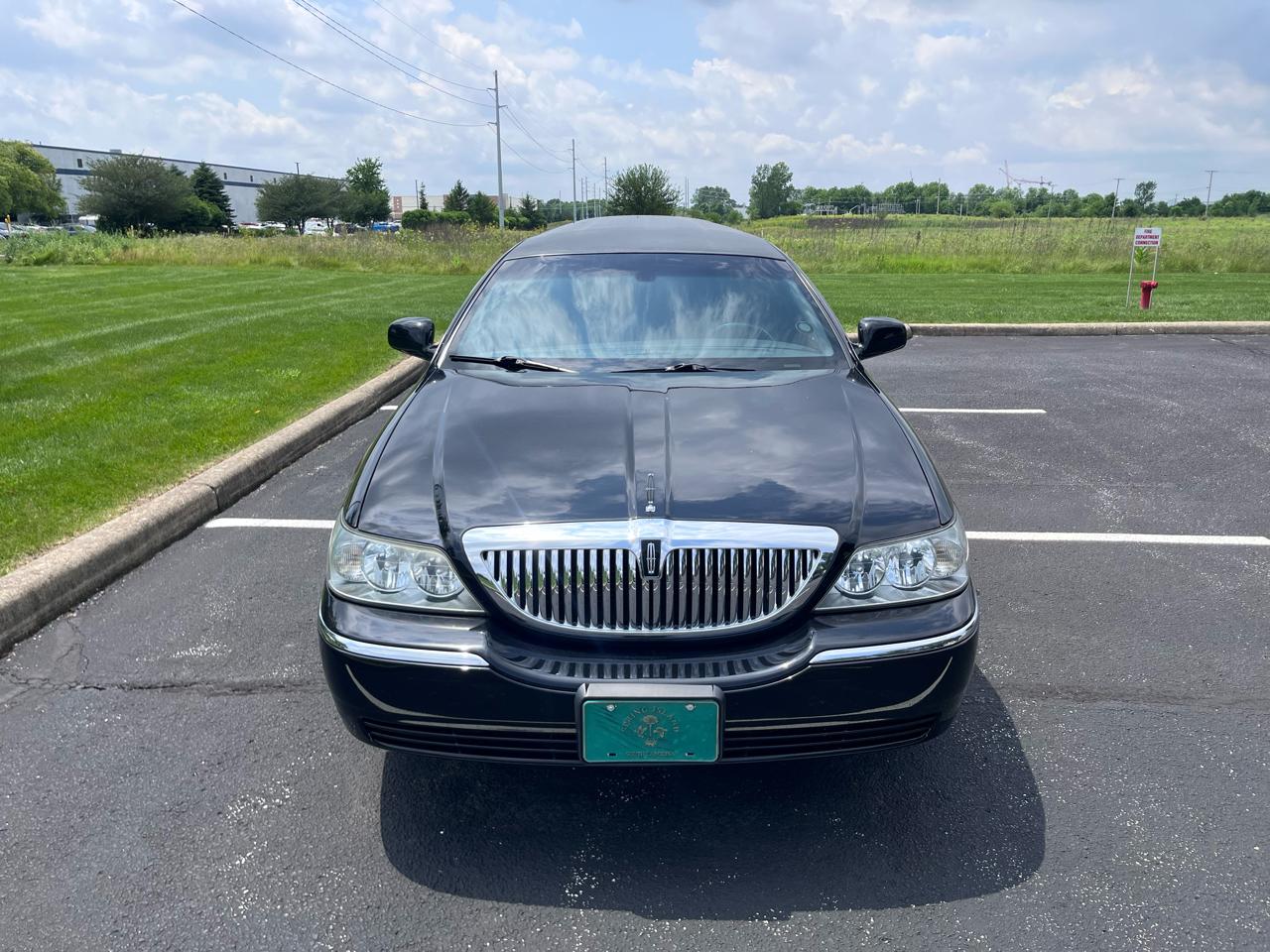 Lincoln Town Car Executive Limo 2008