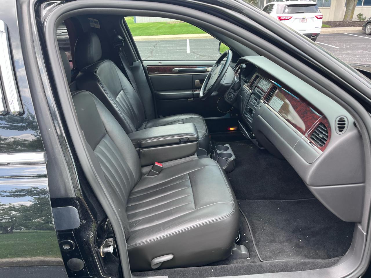 Lincoln Town Car Executive Limo 2008