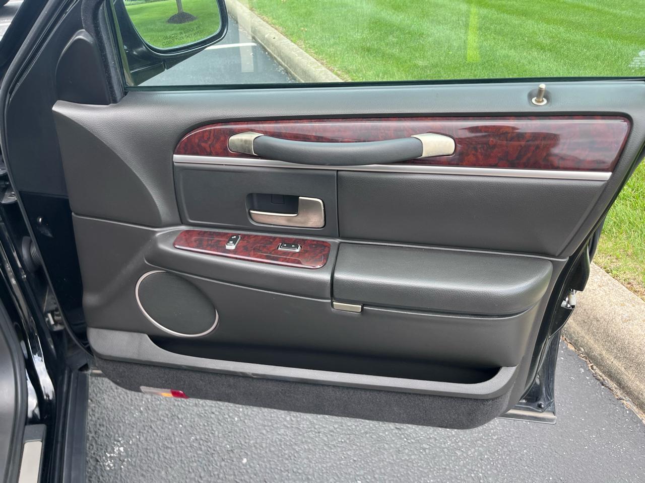 Lincoln Town Car Executive Limo 2008